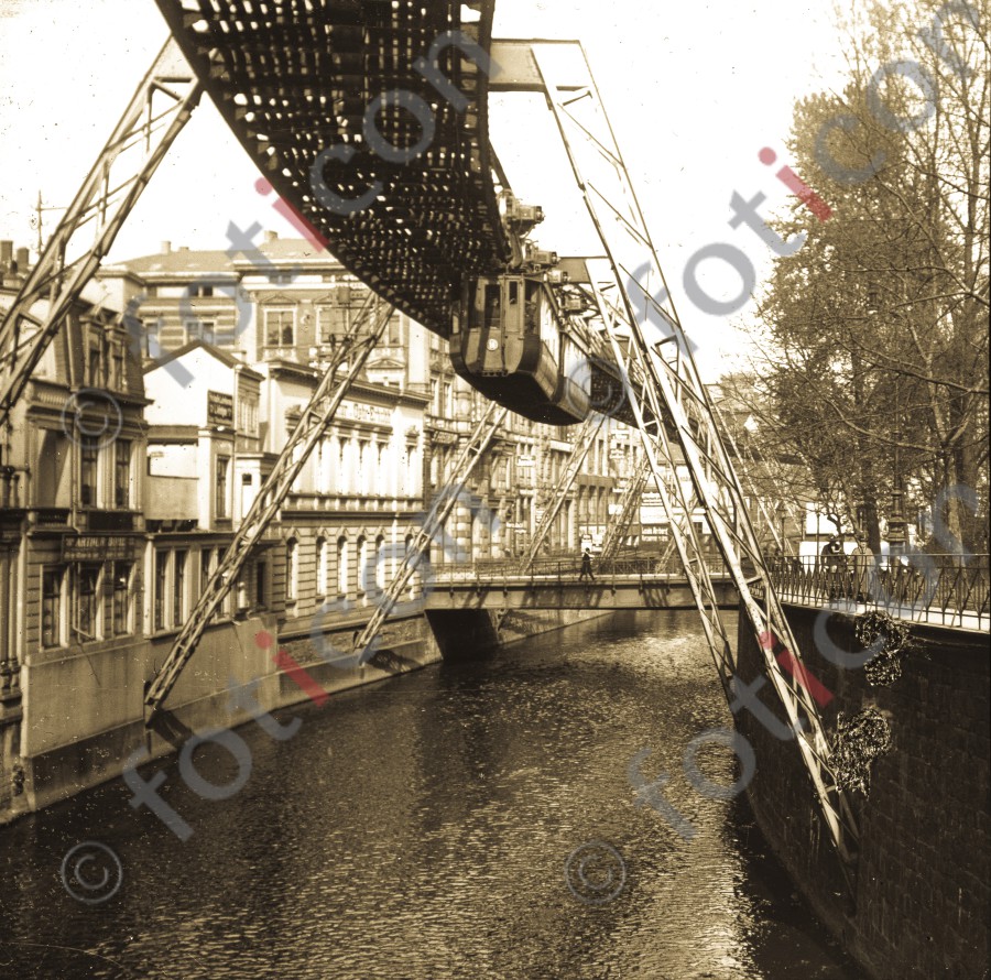 Die Schwebebahn | The monorail - Foto foticon-600-roesch-roe01-sw-4.jpg | foticon.de - Bilddatenbank für Motive aus Geschichte und Kultur